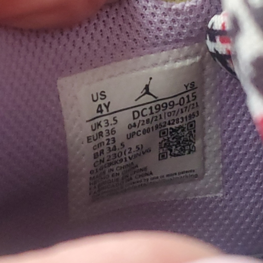 Jordan Max Aura black and Lilac size 4 - Picture 5 of 5